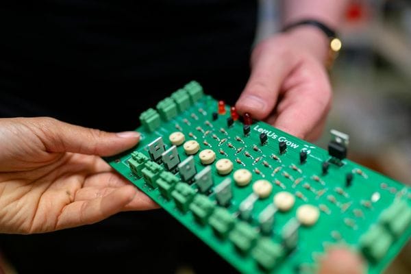 Przemysłowe AI z Europy Środkowej: Jak Startupy Zdobywają Przewagę w Wyścigu Technologicznym